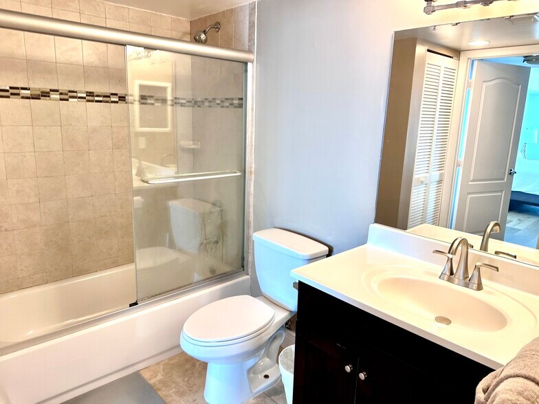 Building Photo - 1200 Brickell Bay Dr