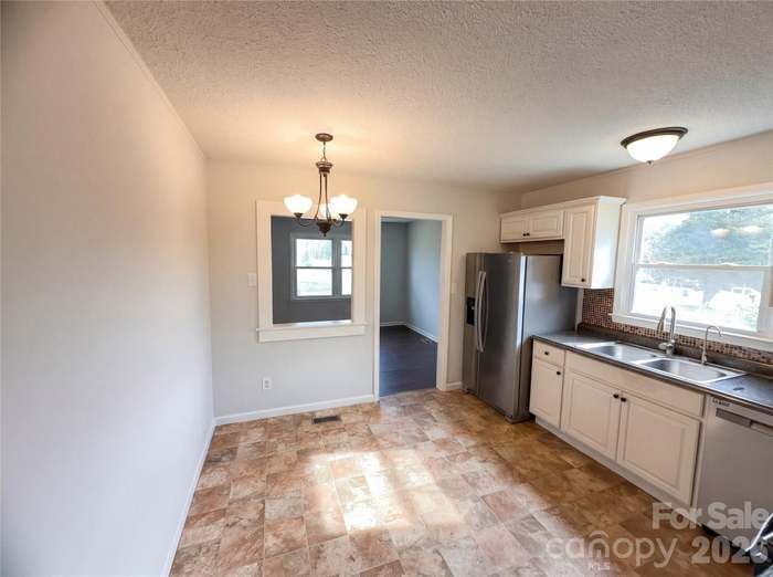 Building Photo - 120 Sunset Ln