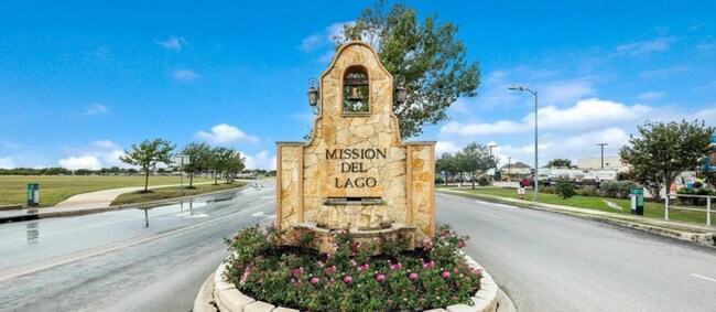 Building Photo - Like-New | 3 bed/2 bath | 1-story | No Carpet | Wonderful Amenities |On Golf Course in Mission De...