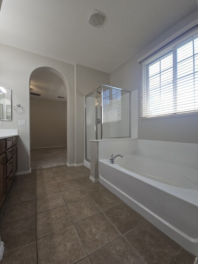 Building Photo - MOVE-IN READY HOME IN COOLEY STATION!