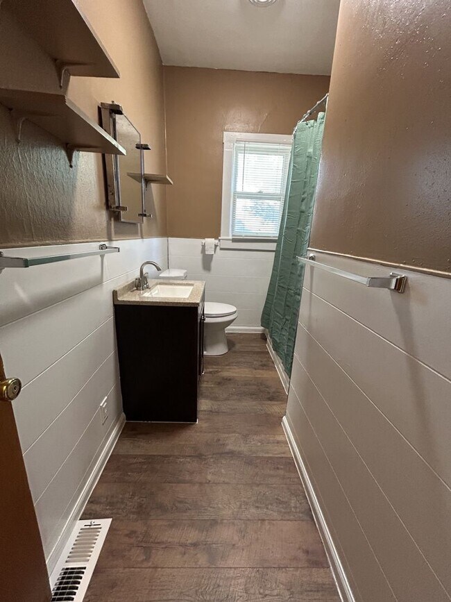 Building Photo - Large 3 bedroom 1 bath steps away from PSU Campus!!