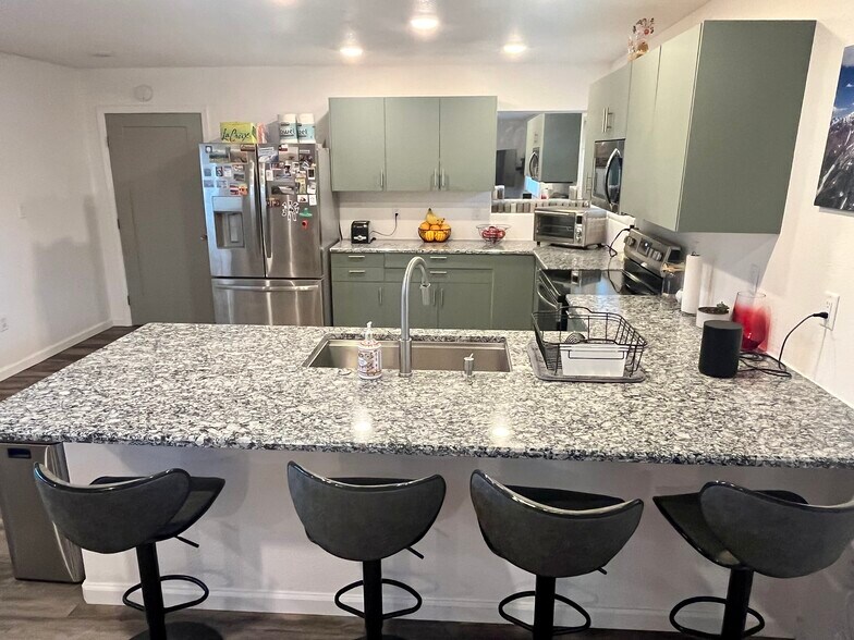 Building Photo - 915 University Ter