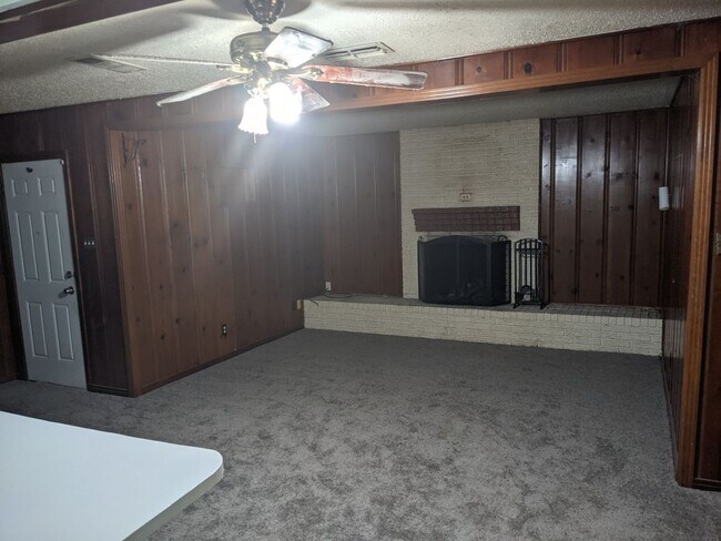 Building Photo - 3 Bed 2 Bath with Enclosed Patio, Fenced Yard, and Garage