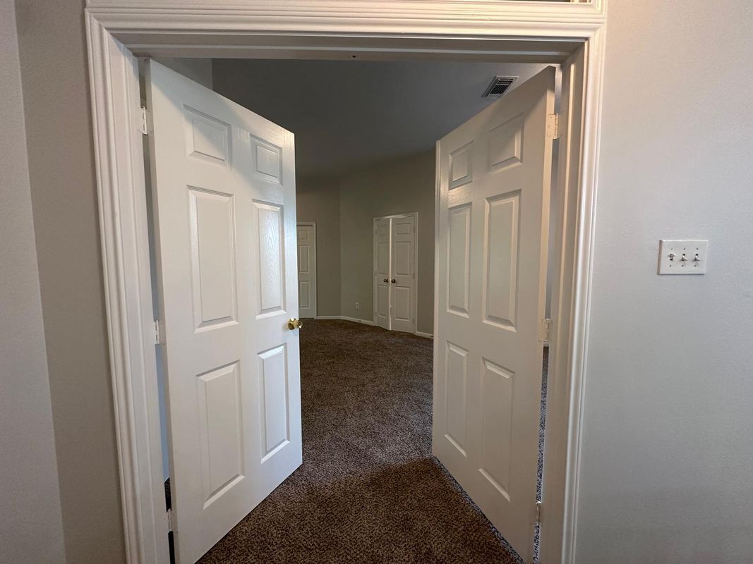 Building Photo - 9210 Memorial Grove Dr