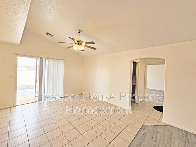 Building Photo - 1660 Chowchilla Cir