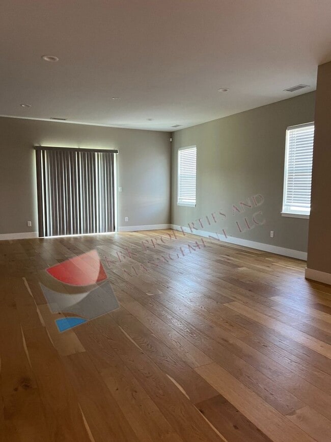 Building Photo - 637 Country Club Cir