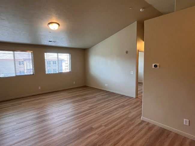 Building Photo - 999 Village River Ln