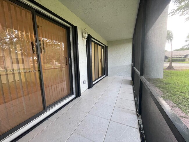 Building Photo - 449 Lakeview Dr