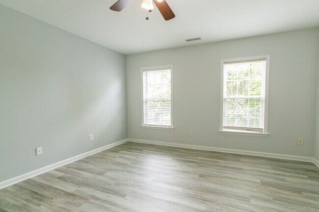 Building Photo - Peaceful 3-Bed, 2-Bath End Unit Townhome in Powell Place