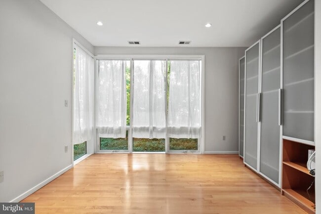 Building Photo - 2227 Glasgow Rd