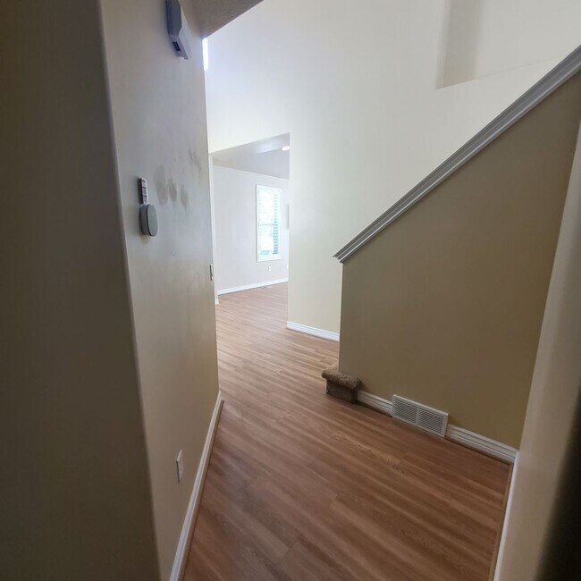 Building Photo - Incredible Lehi Townhouse