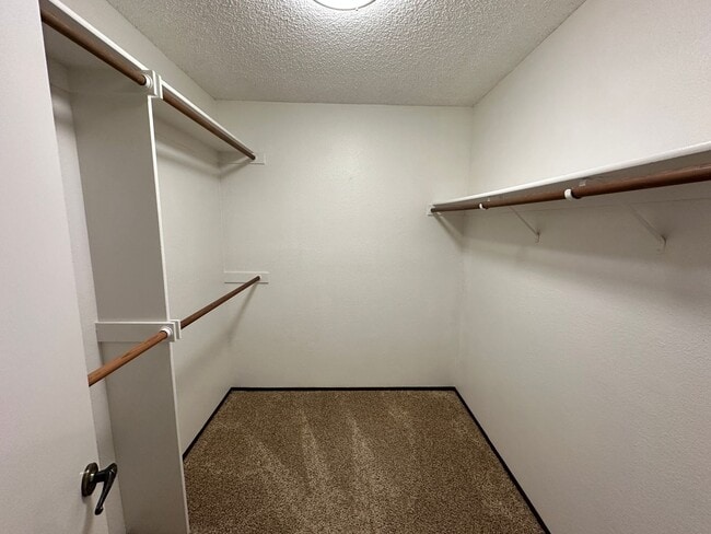 Building Photo - Three bedroom Clearview Circle Condo!