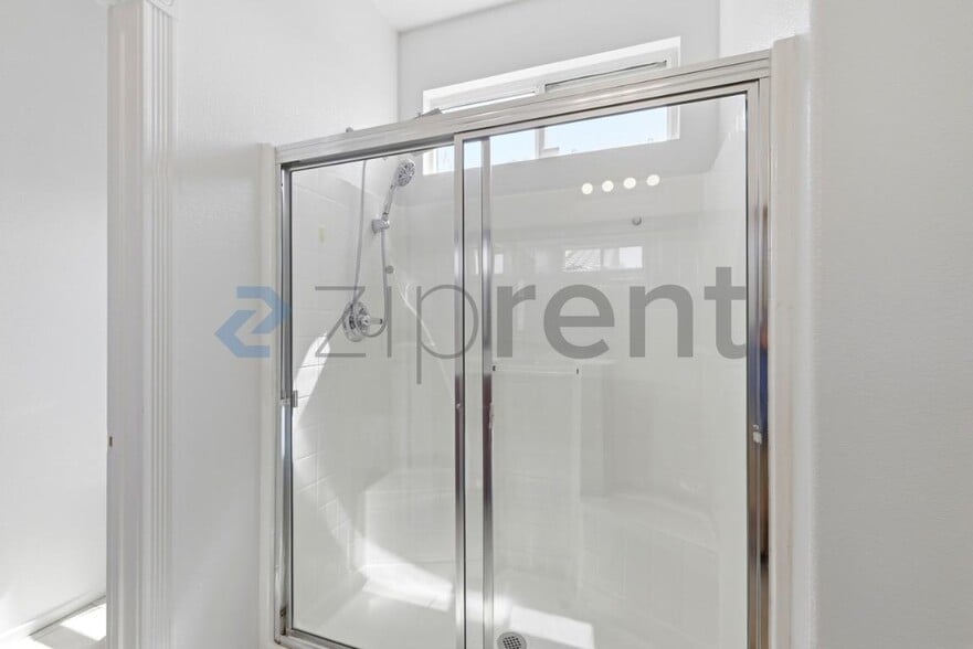 Building Photo - Unit