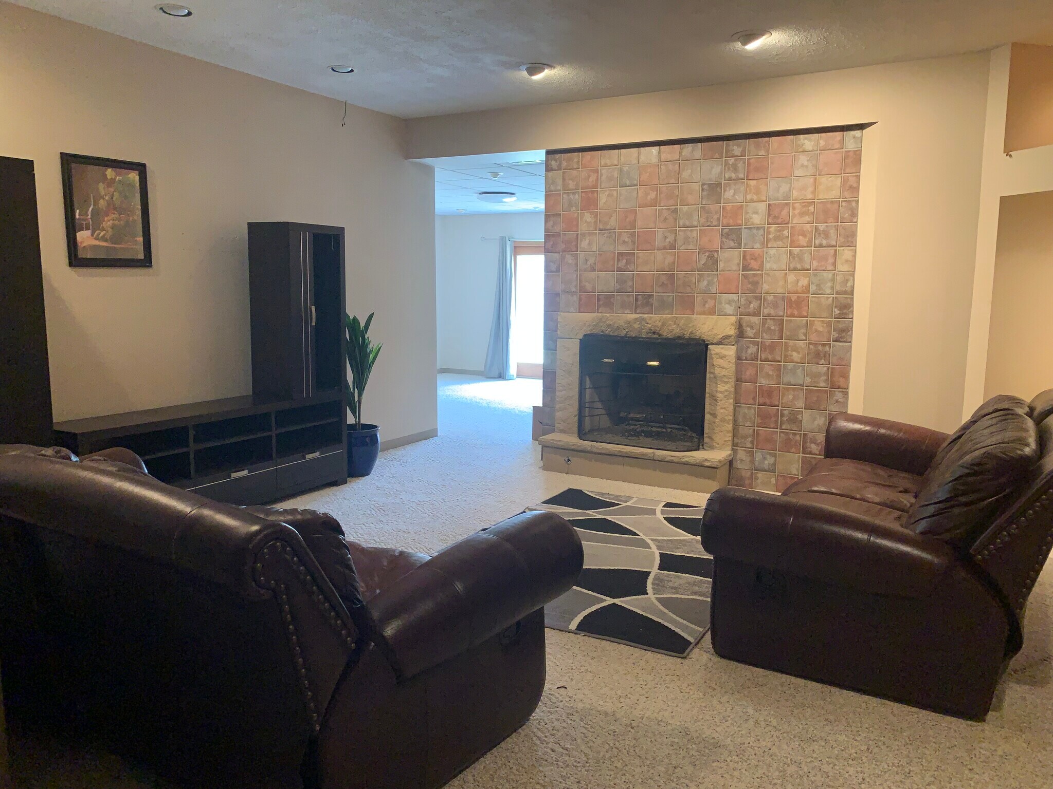 Spacious house 4 bed 3.5 bath Available for rent - 4400 Twin Oaks Dr
