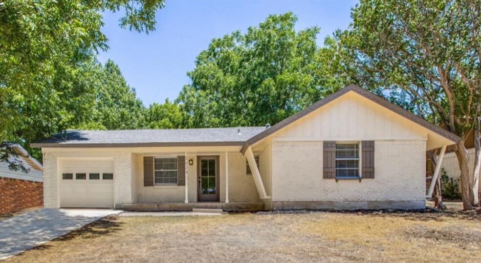 Primary Photo - 2624 Woodlawn Dr