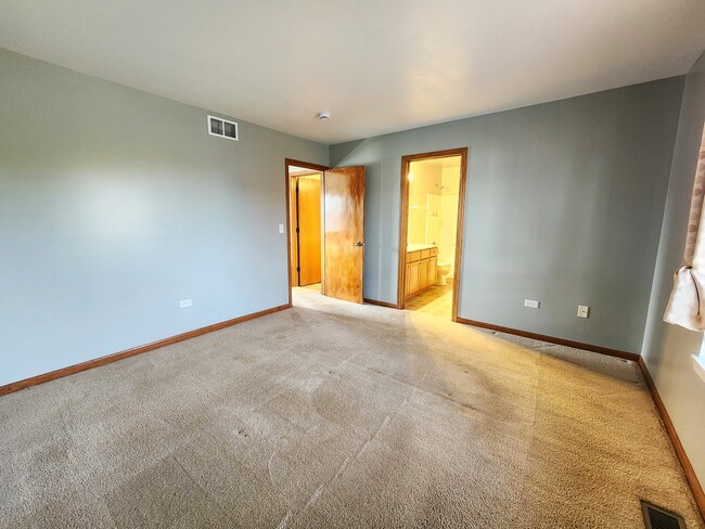 Building Photo - 2552 Cesario Dr