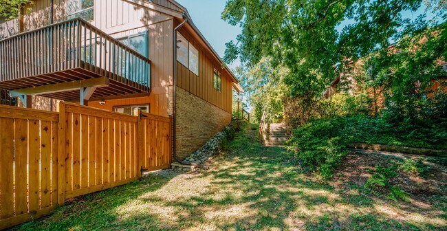 Building Photo - Spacious 5-Bedroom End-Unit Townhome in Reston with 3 Finished Levels, Renovated Kitchen & Fenced...