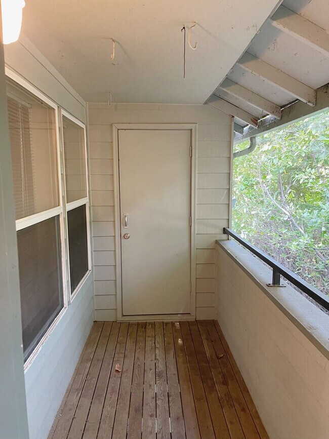 Building Photo - Large 2 Bedroom in Lake Oswego-Newly Renovated Property, 1 Month Free! (Lake Oswego)