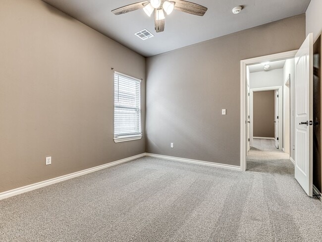 Building Photo - 3 Bedroom + Study + 3 car garage home located in the heart of Edmond!