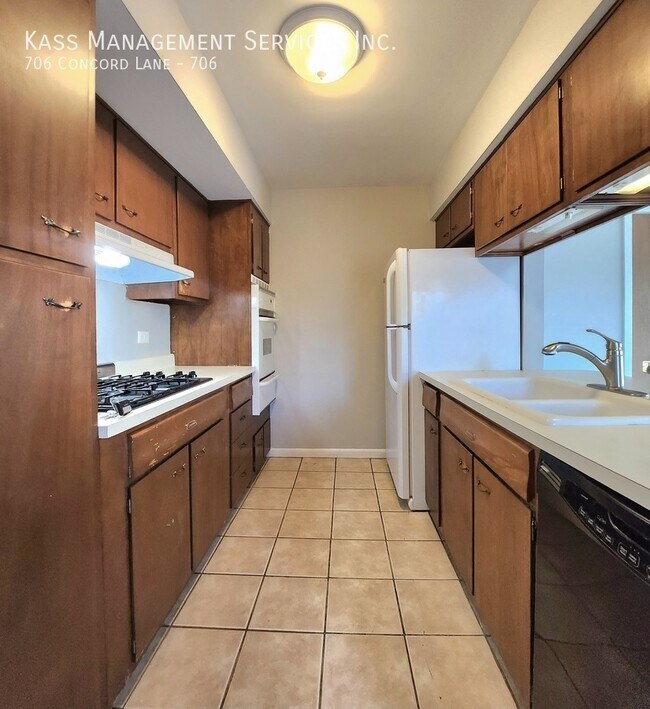 Building Photo - 706 Concord Ln