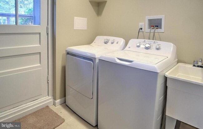 Building Photo - 360 Old Trail