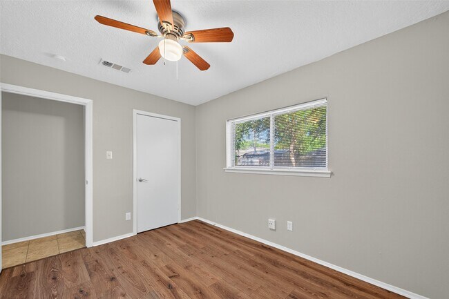 Building Photo - 811 Lochmoor Ln
