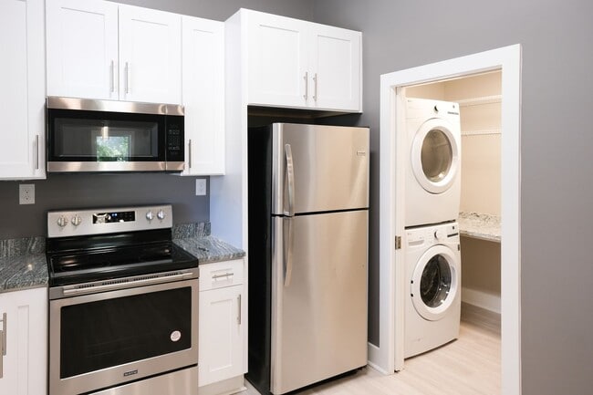 Building Photo - Charming 2BR/2BA Home