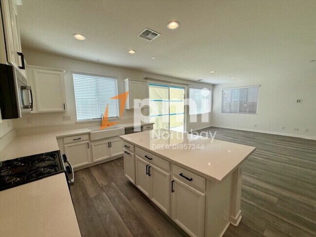 Building Photo - 707 Carnation Dr