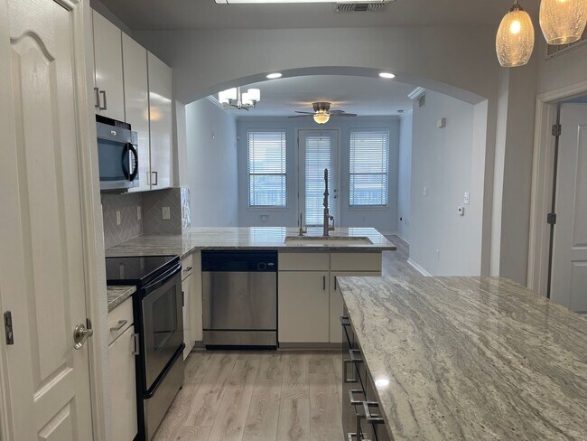 Building Photo - Fully Renovated 2/2 Near Campus