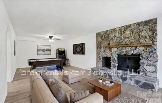 Building Photo - 207 Wood Dale Dr