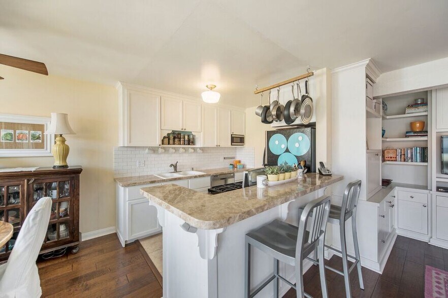 Granite counters and breakfast counter - 1720 Ardmore Ave