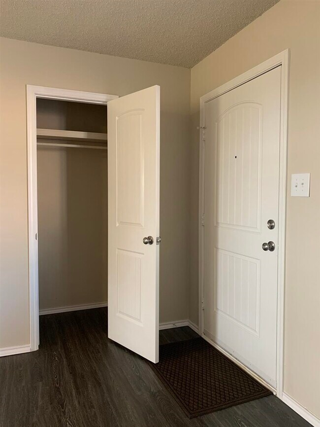 Building Photo - 102 Mohawk Ave