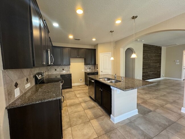 Building Photo - Beautiful Open Floor Plan with 3 Bedroom 2...