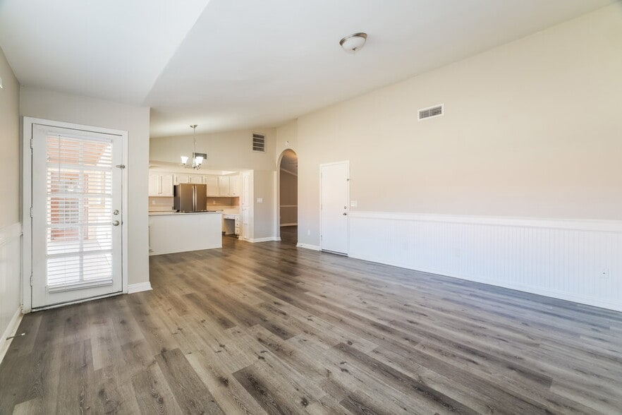 Building Photo - 440 E San Pedro Ave