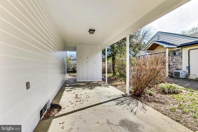 Building Photo - 1208 Pinewood Dr