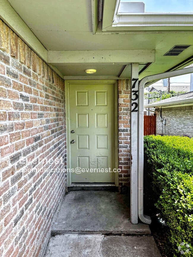 Building Photo - Inviting Townhome with Fireplace and Attac...