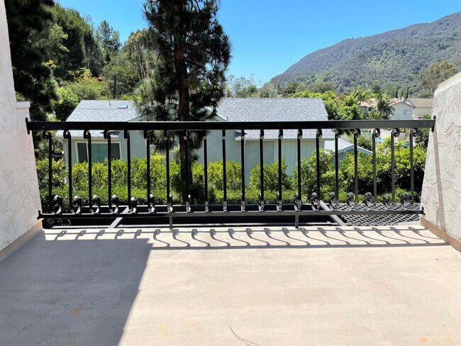 Building Photo - 1450 Palisades Dr
