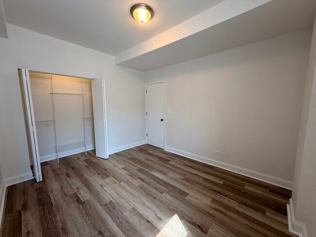 Building Photo - 2803 W Lawrence Ave