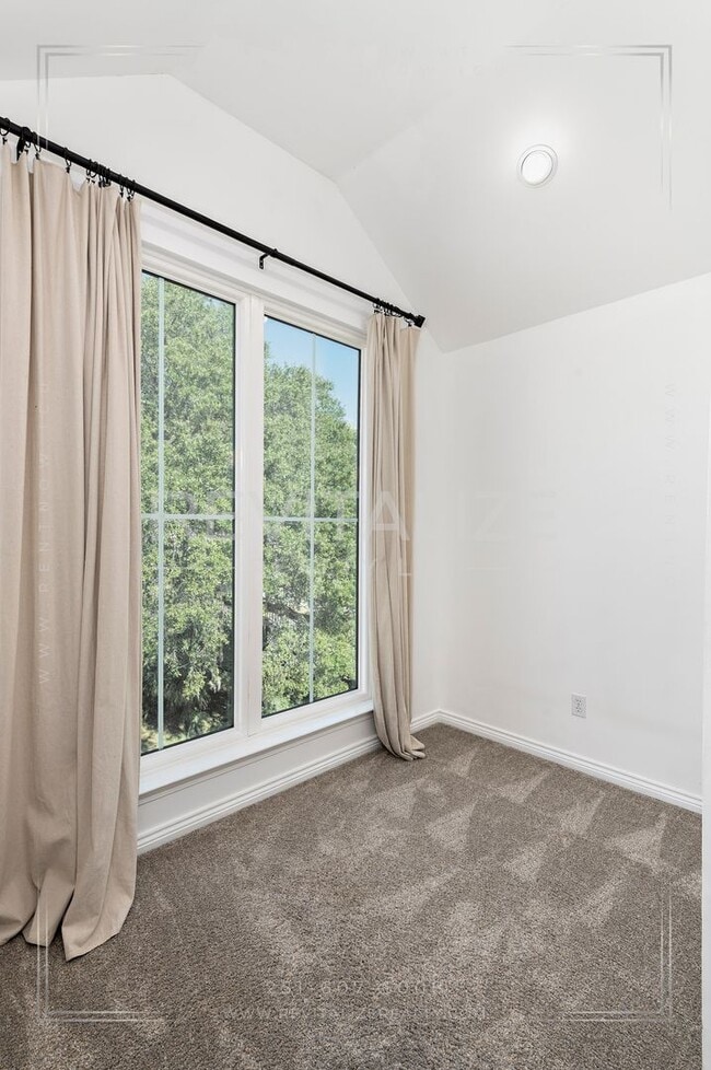 Building Photo - Charming 3-Level Home with Water Access in...