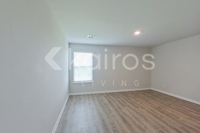 Building Photo - 712 St James Pl