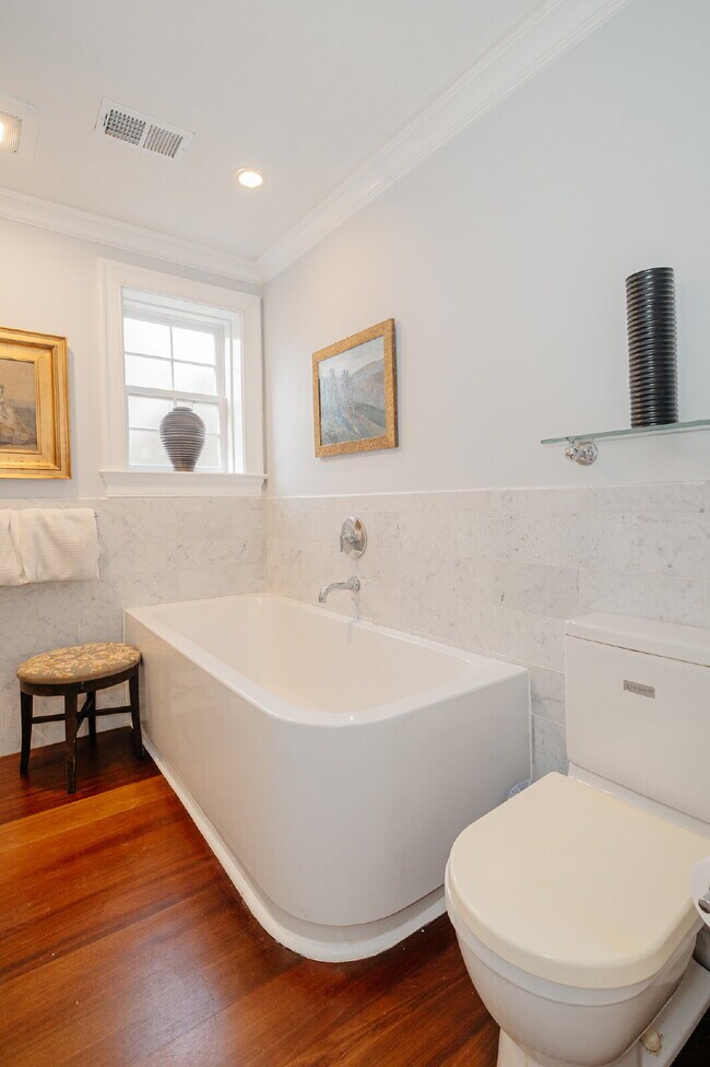 Building Photo - Spacious 1-Bedroom Fully Furnished Townhome in Historic Charleston!