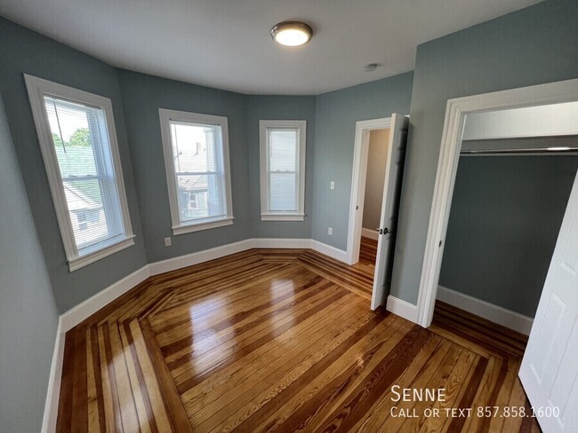 Building Photo - Spacious 4-Bed, 2-Bath in Somerville – Ava...