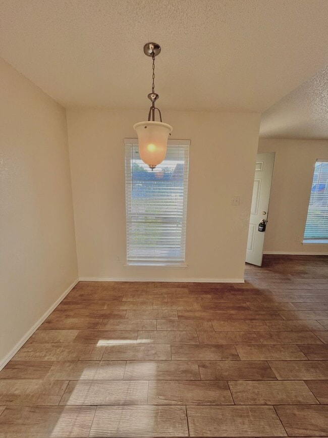 Building Photo - 1008 Acacia Cir