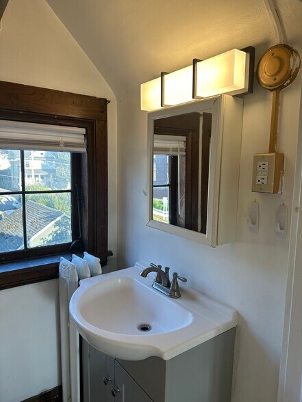 Building Photo - 105-1 Bool St