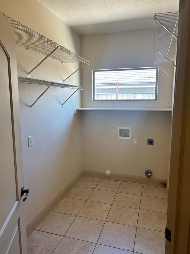 Building Photo - La Verkin Charm!