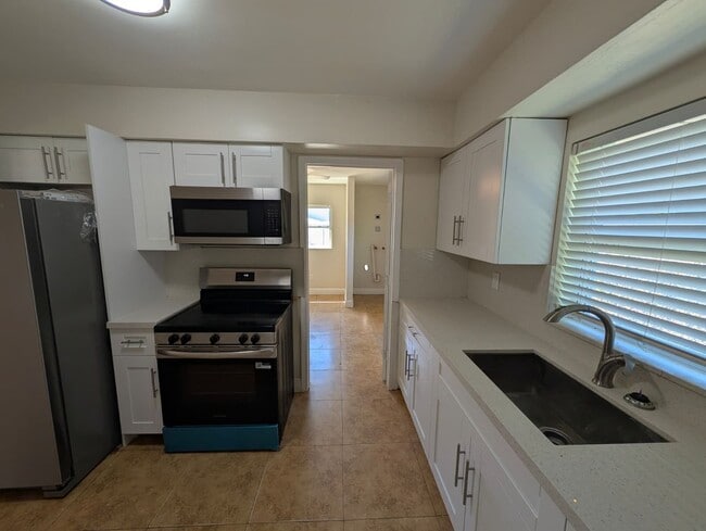 Building Photo - Spacious 3BR Rental with Outdoor Living Space