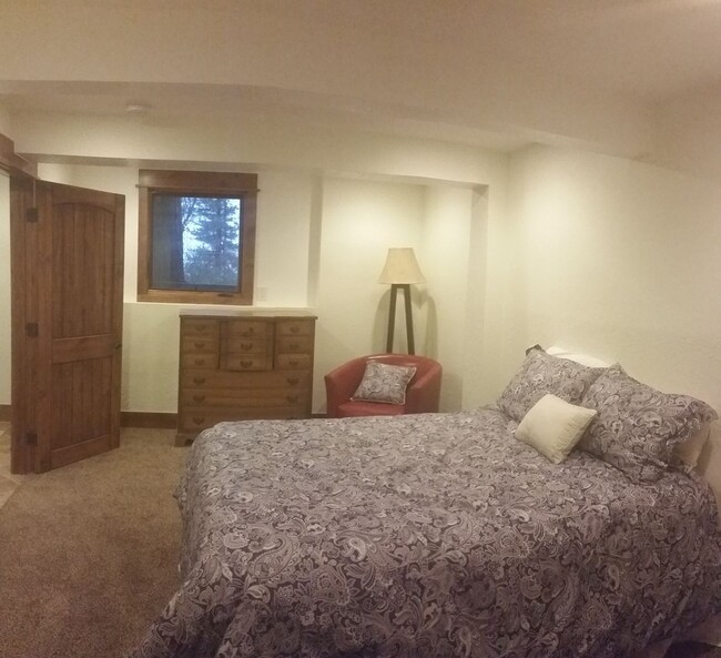 Building Photo - Available Now! Boulder's best kept secret....