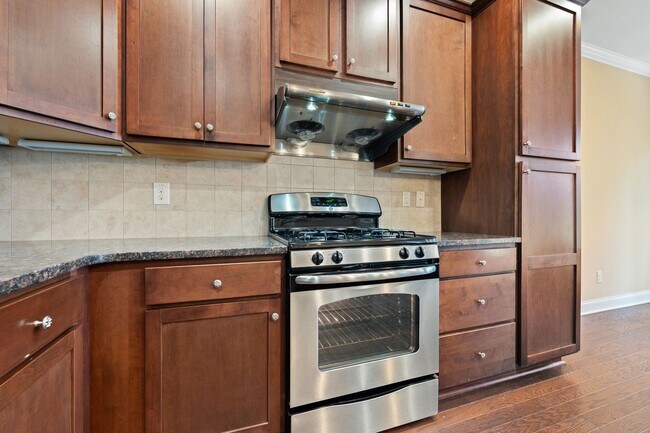 Building Photo - Beautiful Spacious Three Bedroom Townhouse in Carrboro!