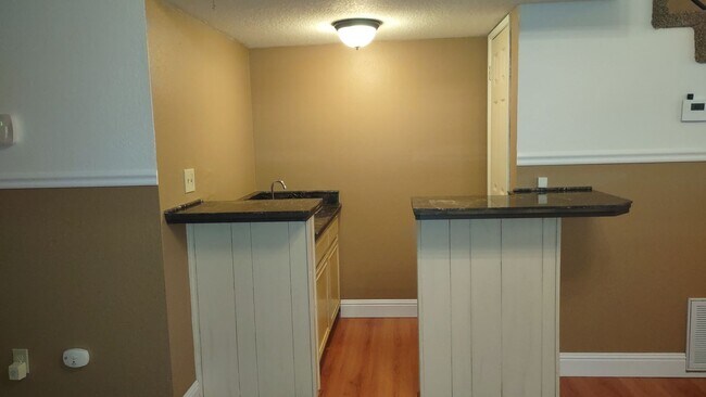 Building Photo - 1617 Oakview Dr