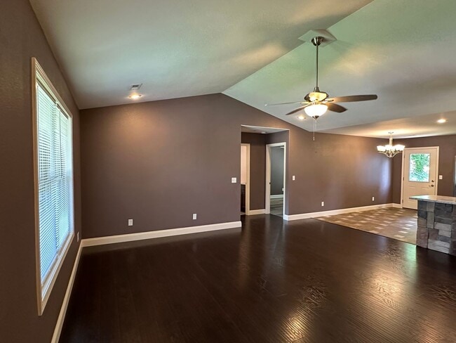 Building Photo - Well Maintained 3 Bed 2 Bath w/ Fence in Waynesville